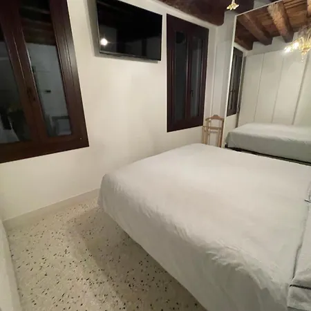 Remer Suites Venice Room photo